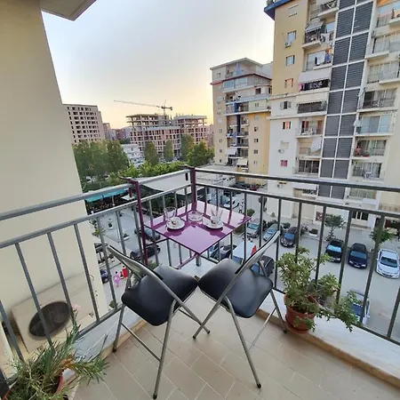Cozy 1 Bedroom Near Parks, Cafes & Restaurants 티라나