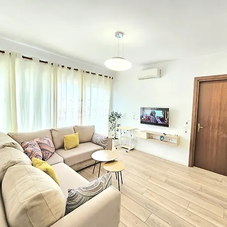 Cozy 1 Bedroom Near Parks, Cafes & Restaurants Appartement Tirana