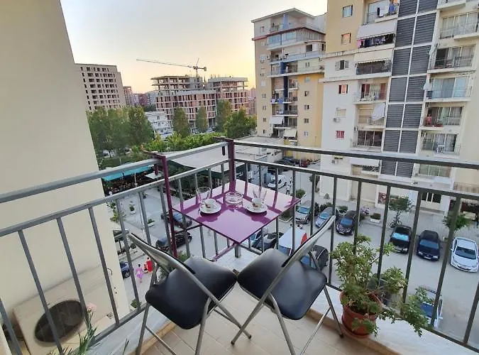 Cozy 1 Bedroom Near Parks, Cafes & Restaurants Tiran