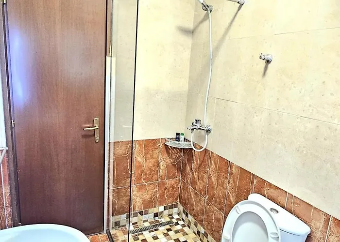 Cozy 1 Bedroom Near Parks, Cafes & Restaurants Tiran