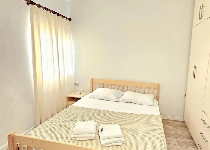Cozy 1 Bedroom Near Parks, Cafes & Restaurants Daire