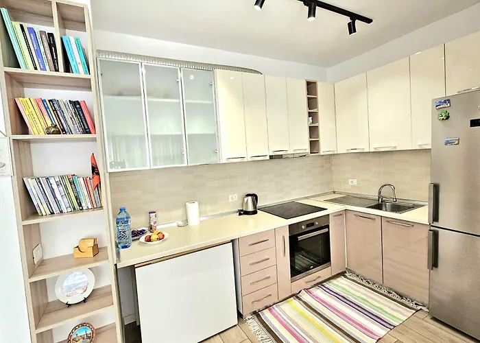Cozy 1 Bedroom Near Parks, Cafes & Restaurants Tiran