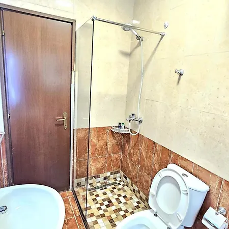 Cozy 1 Bedroom Near Parks, Cafes & Restaurants Tiran