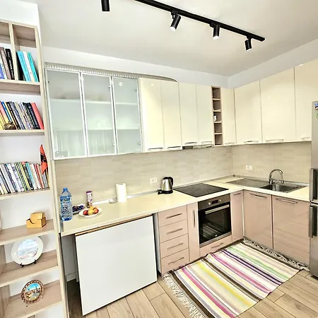 Cozy 1 Bedroom Near Parks, Cafes & Restaurants Tiran